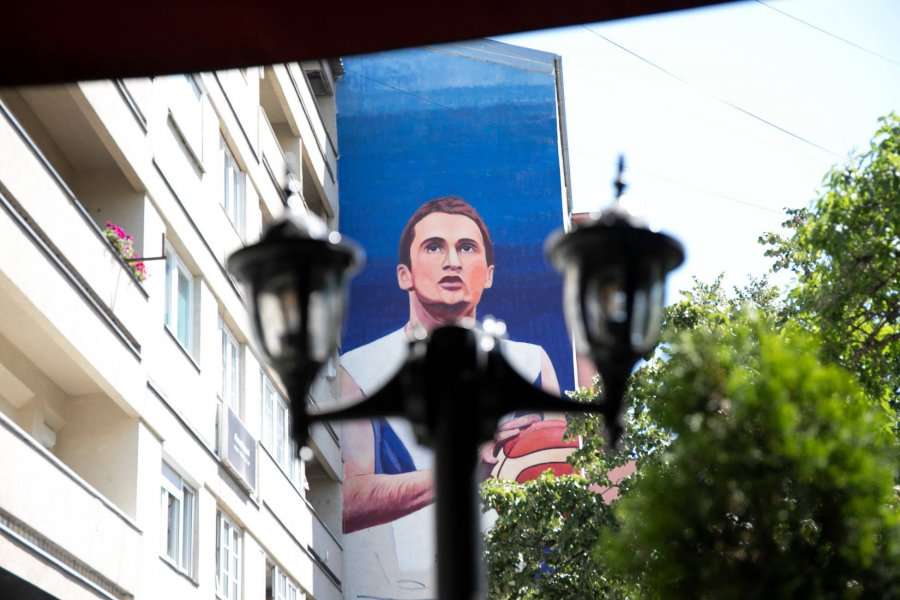 Mural në Prishtinë për ish-basketbollistin Edmond Azemi
