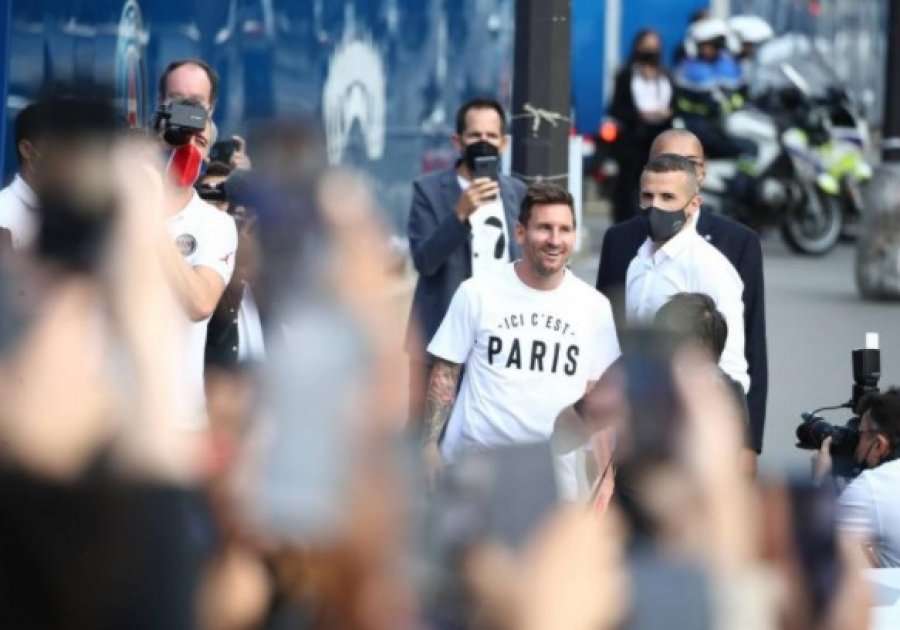 Messi përshëndet tifozët në “Parc des Princes”