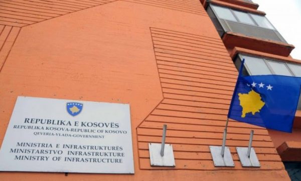 Dy ish zyrtarët e Ministrisë së Infrastrukturës dënohen me burgim dhe detyrohen t’i kthejnë afro 30 mijë euro
