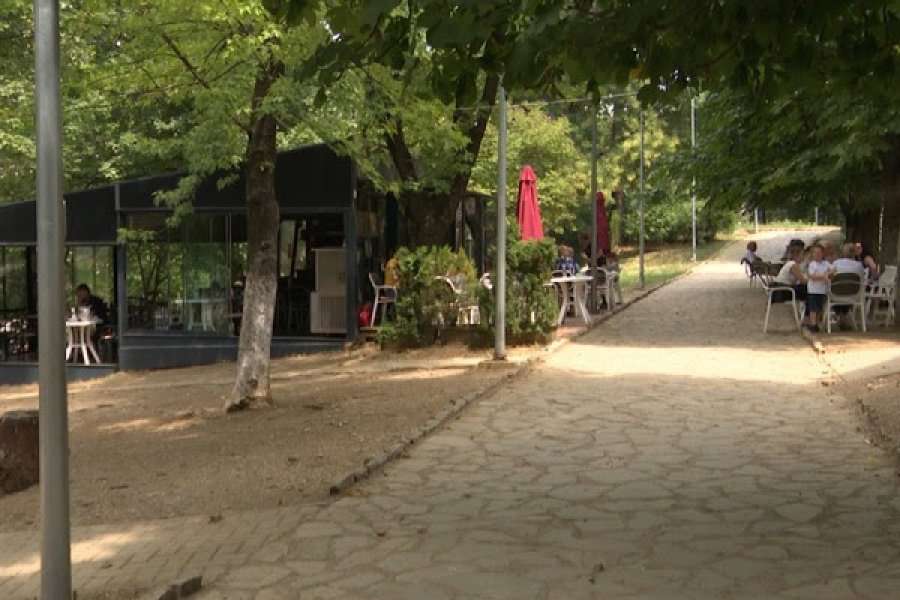 Pronarët e kafeneve në Parkun e Qytetit kërkojnë takim me Ahmetin pas vendimit për mbyllje