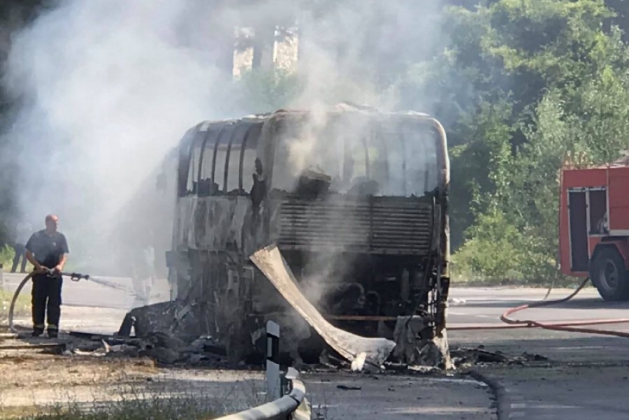 Përfshihet nga zjarri autobusi i Novi Pazarit në Han të Elezit