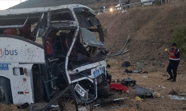 Del nga rruga autobusi me udhëtarë në Turqi, humbin jetën së paku 15 veta
