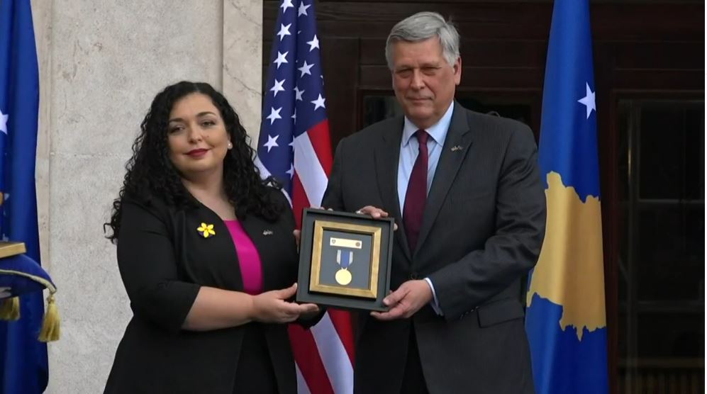 Osmani ia dorëzon Ambasadorit të ShBA-së Medaljen Presidenciale për Beau Biden