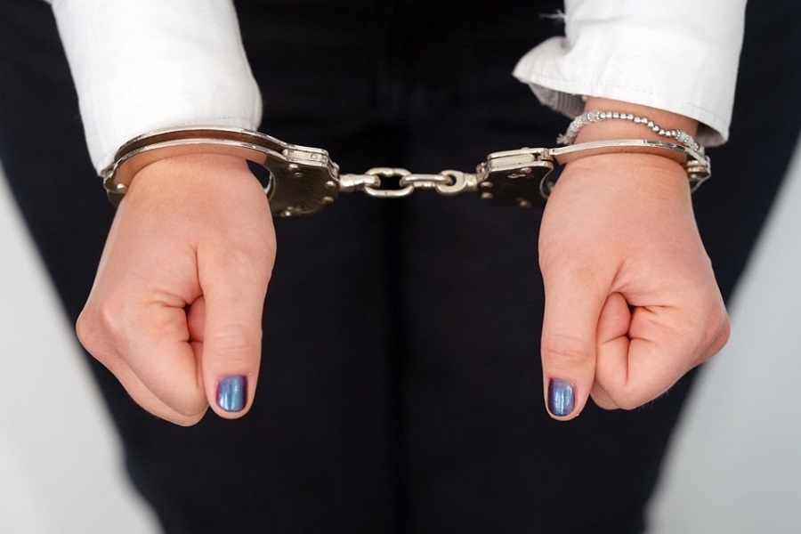 Arrestohet një femër në Fushë Kosovë, i rreh familjarët e saj