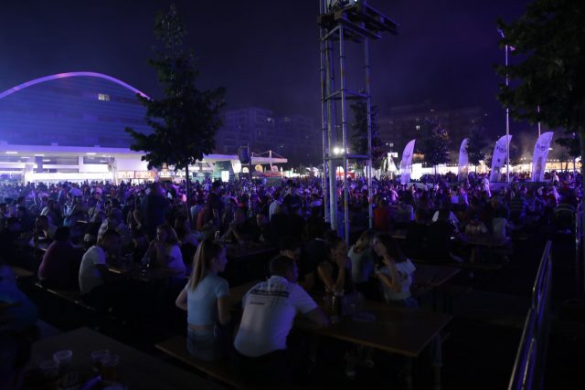 Muzikë dhe festë në Korçë, qytetarët shijojnë atmosferën