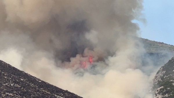 Vazhdojnë zjarret në Karaburun, rrezikohet edhe parku i Llogarasë