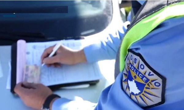 Ndodh edhe kjo në Prishtinë: Policia e dënon me 450 euro mërgimtarin që puthi të dashurën e tij