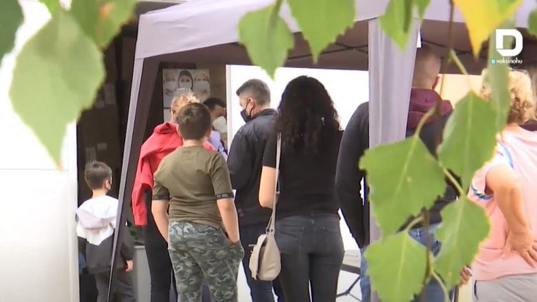 Deri në tri orë pritje për tu testuar për COVID-19 në Qendrën Kryesore të Mjekësisë Familjare në Prishtinë