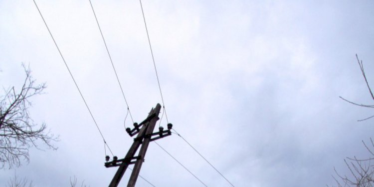 Era e fortë mbrëmë rrëzoi tri shtylla elektrike në Kodrën e Trimave, disa shtëpi ende pa rrymë
