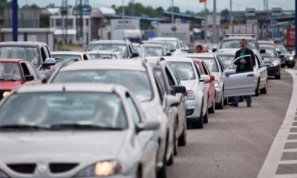 Një orë pritje në dalje të pikës kufitare në Merdar