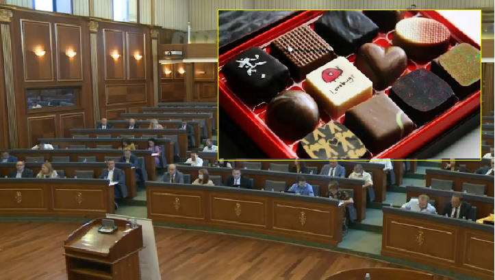 Deputeti i VV-së feston ditëlindjen, ëmbëlson kolegët me çokollata në Kuvend