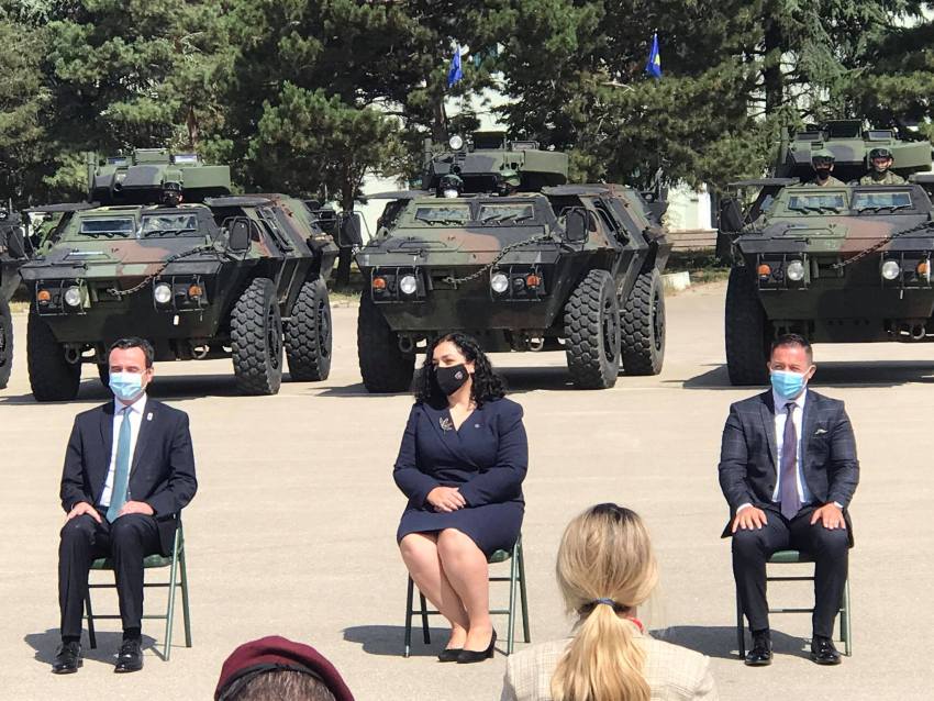 FSK pranon automjetet ushtarake të blinduara, donacion i SHBA-ve