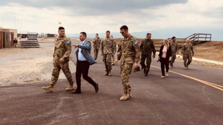 Ministri Mehaj viziton kampin Bondsteel në Ferizaj