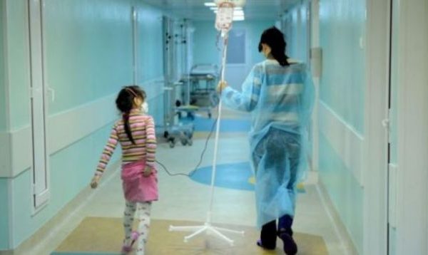 Në Klinikën e Pediatrisë të shtrirë mbi 100 fëmijë, disa prej tyre me COVID-19