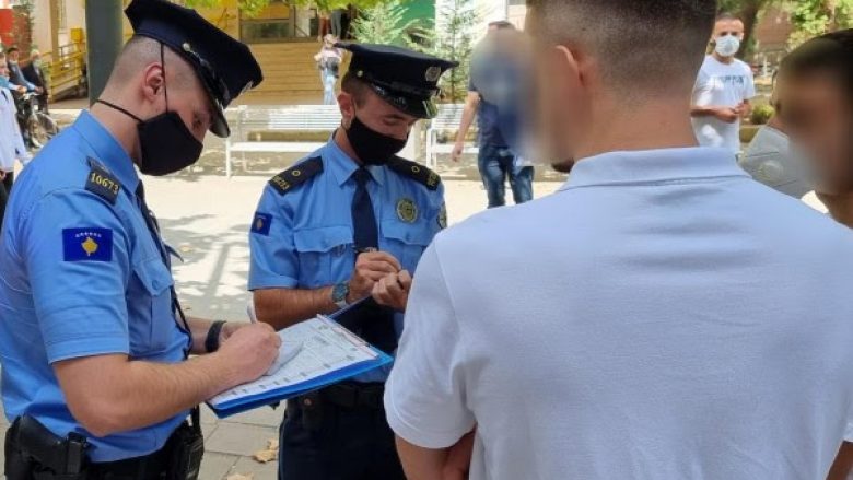 Dita e parë me masat e reja në Ferizaj, policia gjobit rreth 100 qytetarë