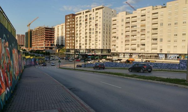 Nën kërcënimin e thikës, grabitet një i mitur në Rrugën B në Prishtinë