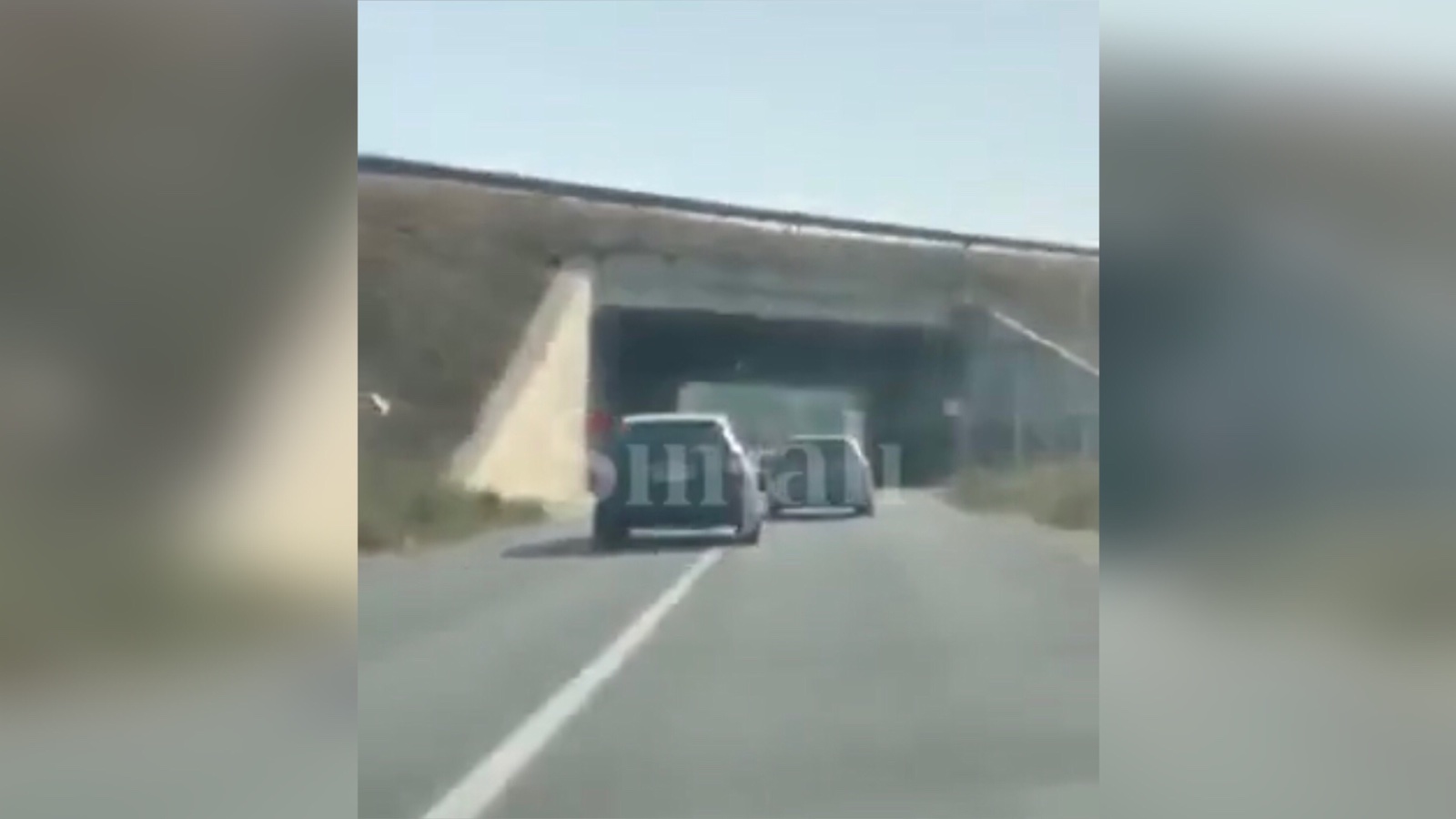 Dy shoferë tentojnë të tejkalojnë përnjëherë në tunel, shpëtojnë pa u përplasur për “një fije floku”