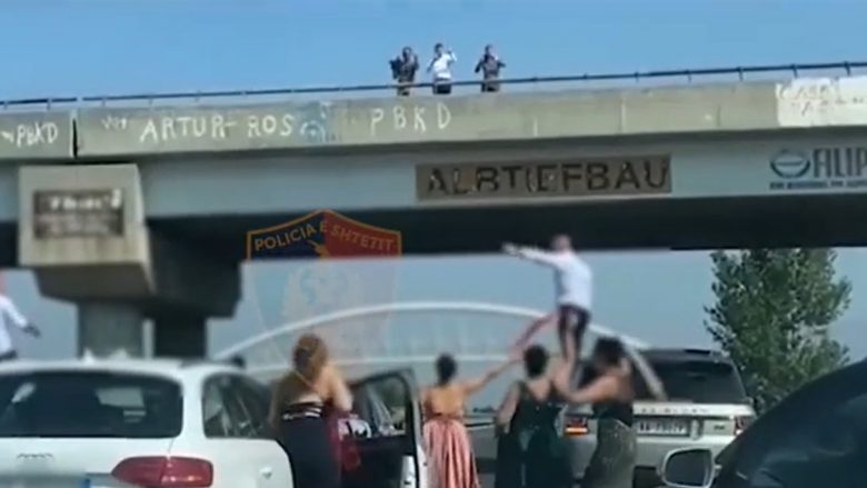 Dasmorët kërcejnë në mes të rrugës: Bllokohen makinat luksoze, nën hetim 4 shoferë