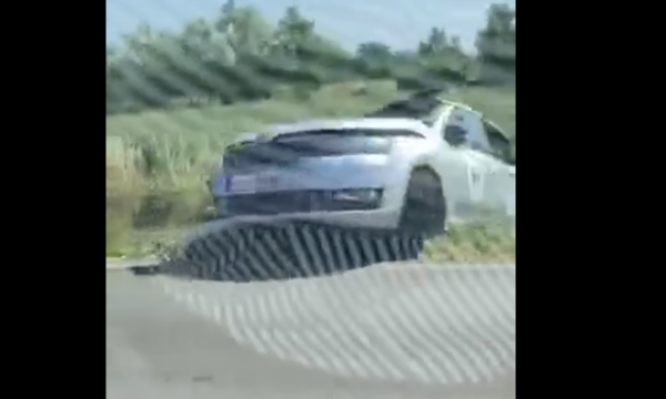 Aksident në rrugën Deçan-Gjakovë, përfundon në ara vetura e Policisë së Kosovës