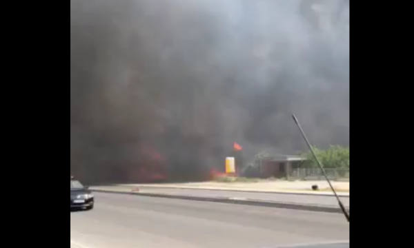 Zjarr i madh në hyrje të Gjakovës