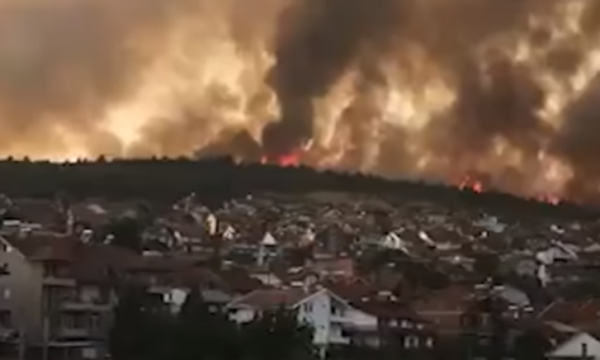 Zjarri i afrohet shumë një qyteti në Maqedoninë Veriore