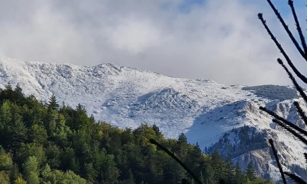 Bie bora e parë në Kosovë