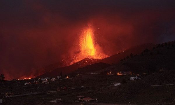 Shpërthimet e forta vullkanike mbyllin aeroportin në ishullin spanjoll