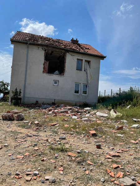 Pamje nga shtëpia pothuajse e shkatërruar pas shpërthimit të bojlerit në Polac të Skenderajtp