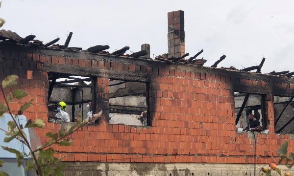Tragjedia në Gjakovë, familjari dyshon se zjarri u shkaktua nga energjia elektrike