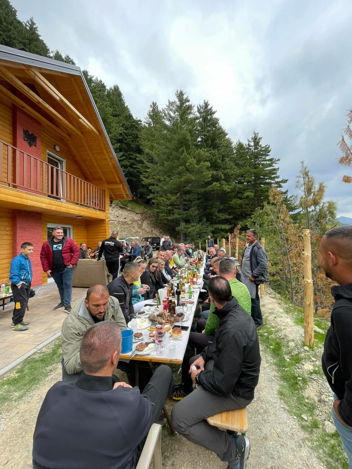 Nën shoqërimin e pijeve alkoolike e këngëve rapsodike, Haradinaj e Ramosaj sfidojnë masat kundër COVID-19