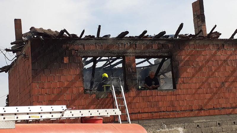 Tragjedi në Gjakovë, Policia: Dyshohet se brenda shtëpisë janë dy fëmijë të djegur