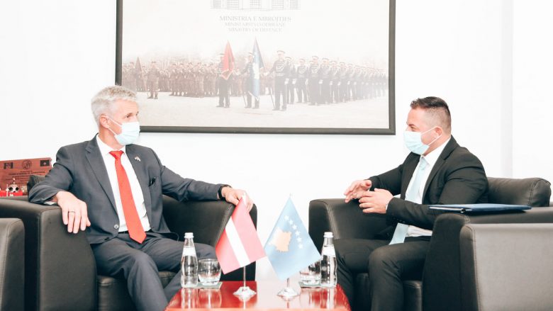 Mehaj takohet me ministrin e Mbrojtjes së Letonisë, zotohen për thellim të bashkëpunimit