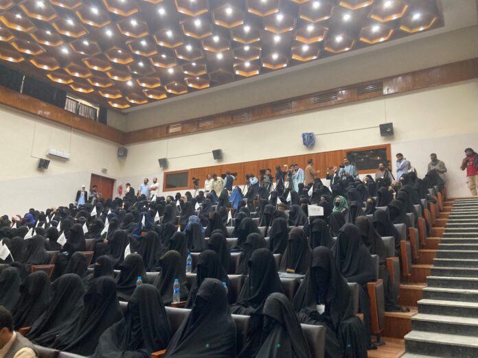 Talebanët vendosin rregulla të reja për studentët