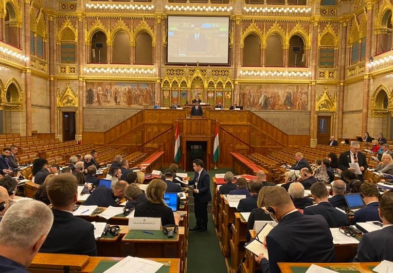 Konjufca mban fjalim në parlamentin e Hungarisë, kritikon BE-në për vizat