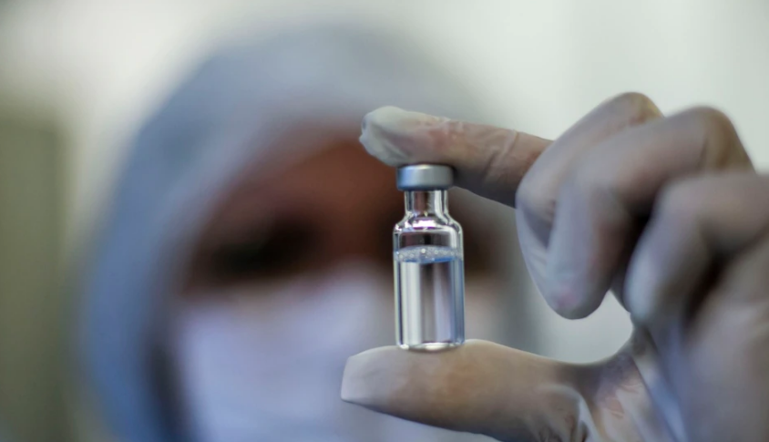 Shefi i AstraZenecas: Të mos ngutemi për dozën e tretë të vaksinës kundër COVID-it