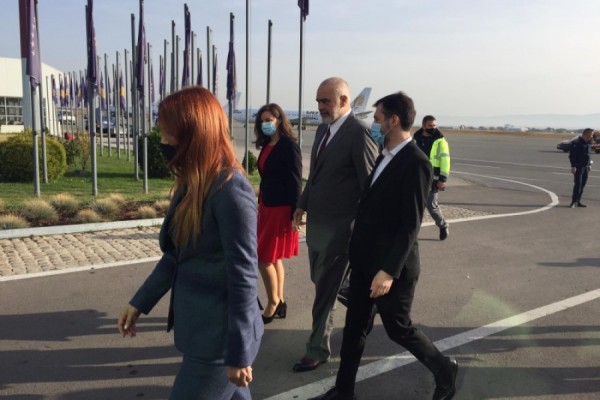 Edi Rama mbërrin në Prishtinë, pritet nga Çeku e Rizvanolli