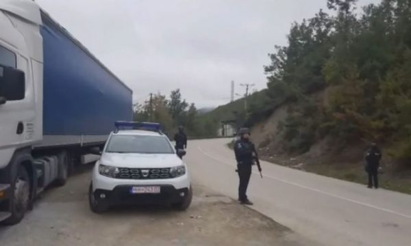 Edhe katër kamionë tjerë vendosen tek barrikadat në Bërnjak