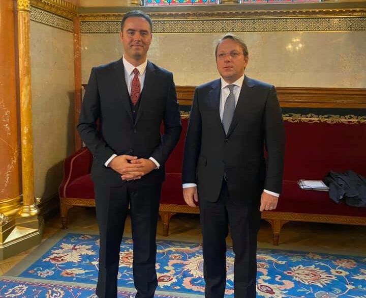 Konjufca takon komisionerin e BE-së për zgjerim Oliver Varhelyi