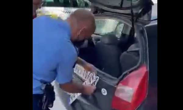 Momenti kur policia ia largon tabelat me regjistrim të Serbisë një veture në Prishtinë