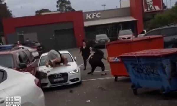 Sherr për vendin e parkimit, nëna e re përplas me makinë dy persona