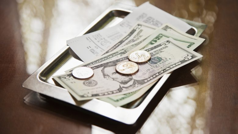 Një kamariere tregon “mesazhin e neveritshëm” që një klient i la asaj, bashkë me bakshishin prej 1.000 dollarësh