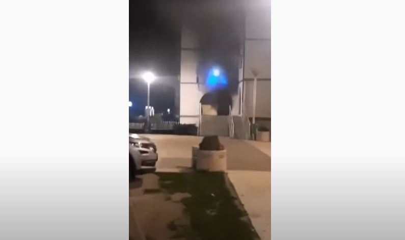 Pamje nga djegia e Qendrës së Regjistrimit në Zubin Potok (VIDEO)
