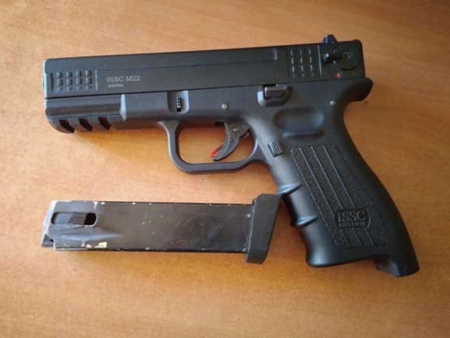 Prizrenasi ekspozon armë në Facebook, Policia ushtron kallzim penal ndaj tij