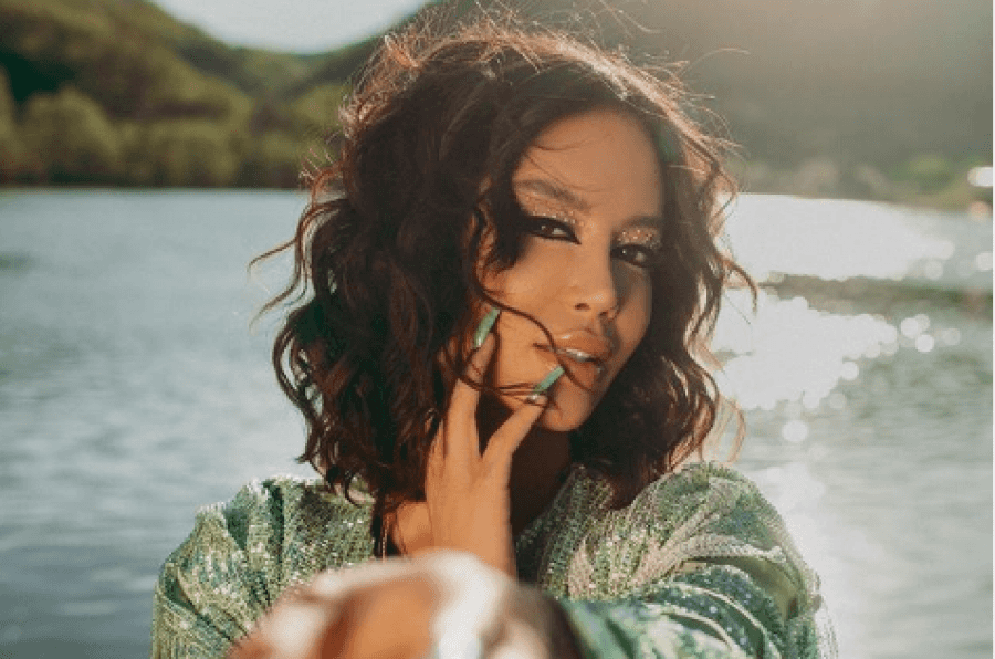 Dafina Zeqiri publikon këngën e re “Karma”