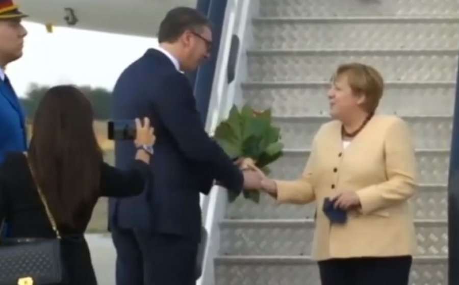 Vuçiqi e pret me lule Merkelin