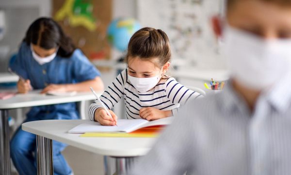 Pasojat e pandemisë, shumë fëmijë nuk do të mund të kthehen në bankat e shkollës