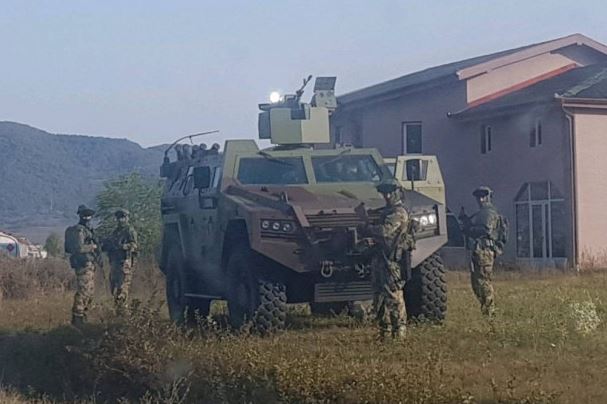 Mediat serbe publikojnë pamje: Ushtria e Serbisë dy kilometra larg nga pika kufitare në Jarinje