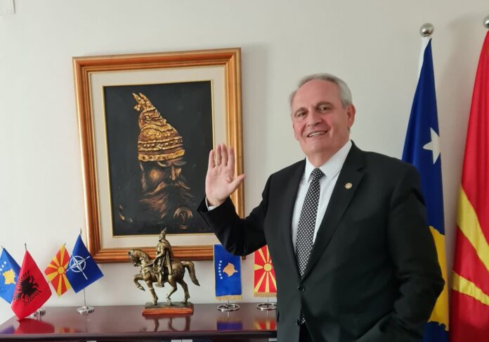 Ish-ambasadori: Te hiqet fotografia e Vjosa Osmanit nga institucionet publike!