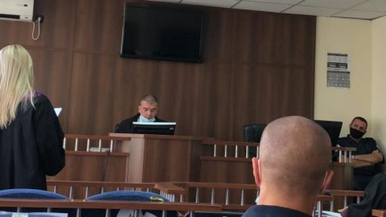 E theri tetë herë me thikë, në gjykatë mohon se tentoi ta vriste gruan e tij