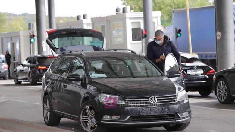 Ish-ministri serb Nenad Rikalo ndërron tabelat e veturës në Merdar